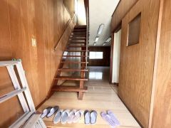 手すりがあり、階段の上り下りは安全ですね。
