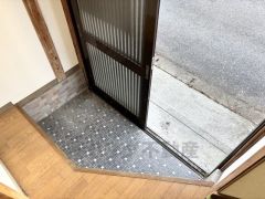 コンパクトな玄関、小さな工夫でさらに便利な空間になりそうですね。