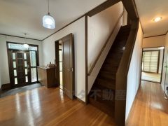 階段に手すりがあり、階段の上り下りも安全です。