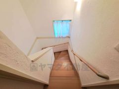 階段に窓があると、日中の自然な光が入り空間全体が明るくなります