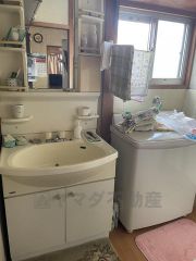 洗面所に窓がり、自然光が入りやすいです。日中は洗面所が明るくなるため、照明を使わなくても明るい空間が保たれます。