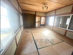 広い和室を活用して、親子でくつろぎスペース作りやこたつをだしてのんびりと過ごしたいですね。