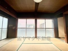 1階和室、大きな窓もあり、日中は光が入り解放感が感じられます。外の景色を借景として取り入れると、より風情ある和の空間になりますね。
