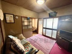 玄関先の洋室のお部屋には、光がたっぷり入り空間が明るく開放的になり、心地よい印象を与えます。