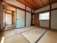 仕切りを開けると家族団らんの開放的空間。閉めれば固有のスペースが作れます