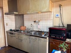 背面キッチンで窓もあり、作業スペースが広くリビングやダイニングと分けられているため調理や中でも生活空間が分かれて、家事がしやすくなりますね。