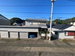 南向きで日当たり良好です。ガレージ付き