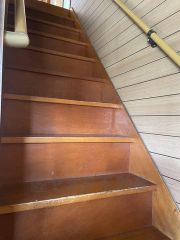 手すりがあるので、上り下りが安心ですね