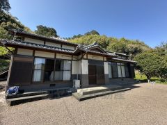 広い敷地内に立つ大変きれいな平家。