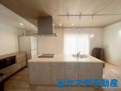 キッチンの前側にも収納スペースがあり、お子様のケア用品等入れたり、収納豊富です。