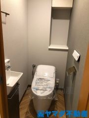 節水型でエコなトイレには、今では当たり前のウォシュレット付き。便座を温める機能もついていて、居心地良くてトイレから出られなくなるかも