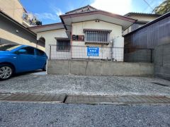 お車の出し入れが苦手なママや小さなお子様にも安心ですね。しっかり舗装もされているので、ベビーカーや自転車で通っても快適に通行できます。