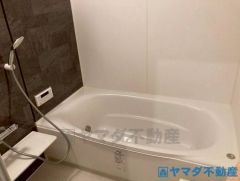 大型の浴槽に浸かって日頃の疲れを癒して頂く事が出来ますね