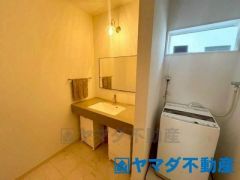 洗面脱衣室、一日の始まりの朝、歯磨きをしたりメイクや髪をセットしたり