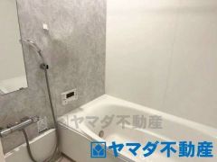 一日の疲れを癒してくれる場所なので、快適に過ごして頂く為にゆったりサイズのバスタブを用意しました。是非半身浴をお楽しみ下さい。