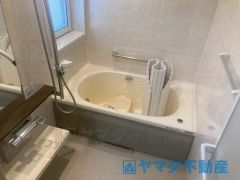 大型の浴槽に浸かって日頃の疲れを癒して頂く事が出来ますね