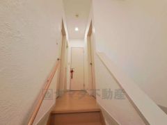 手すりがあるので、階段の上り下りも安心ですね。