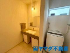 洗面脱衣室、一日の始まりの朝、歯磨きをしたりメイクや髪をセットしたり