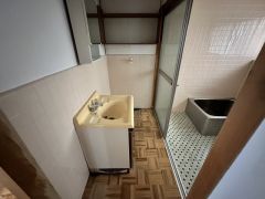 一日の始まりの朝、歯磨きをしたりメイクや髪をセットしたり・