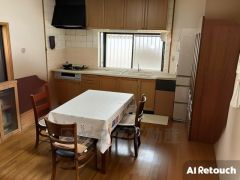 背面キッチン、収納スペースもたくさんあり、調味料かキッチン用品、食品ストックもたくさんできそうですね。ダイニングがすぐ近くにあるから、配膳も片付けもらくになりますね。
