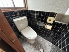 1階と2階の2か所にトイレを設けています。
