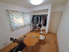 日差しがうれしいリビング。窓からの見晴らしも気持ちいいです