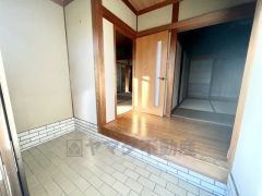 広い玄関、ベビーカーなど置けますね。