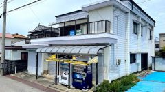 海の近くの鉄骨造9LDKの家、開放感を兼ね備えた外観が魅力的