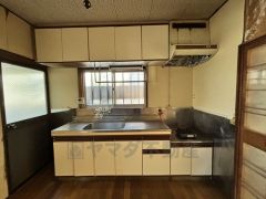 収納箇所が多く、調味料やキッチン道具さまざま収納ｄきます。