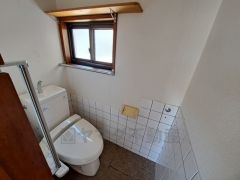 高齢者や小さなお子様がいると手すりは安全性を高めます。 安心して使える空間になりますね。