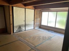 1階南側の和室は日当たりも良く、明るい空間になりそうですね。日中はたっぷり日差しがはいり、家族の寛ぎスペースにもいいですね。