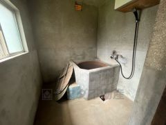 日本の伝統的な浴槽で、趣深い雰囲気が魅力的ですね。