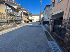前面道路も広くて、安心ですね。