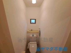 今では当たり前のウォシュレット付き。便座を温める機能もついていて、居心地良くてトイレから出られなくなるかも