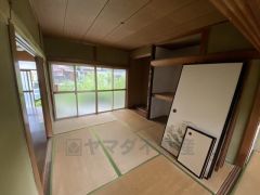 南向きの掃き出し窓からは日差しがたっぷり入り日当たり良好です