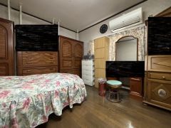木目のフローリングが暖かみのある室内に。明るい寝室で心地のいい朝を迎えられそう。