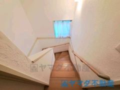 階段に窓があると、日中の自然な光が入り空間全体が明るくなります