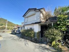 自然豊かな風景とやかな暮らしが魅力の田舎町。美しい田園風景四季折々の自然と人々の温かさが心の癒しになります。