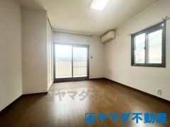 2面採光がとれる主寝室は、南側に窓を設けているため、一日中明るく、気分も明るくなります。