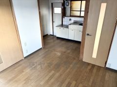 キッチン横のお部屋は食事の準備をしたり片付けがスムーズにできますね。