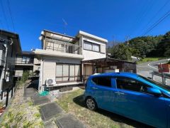 周囲には高い建物のないエリア。青い空が大きく感じますね。