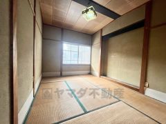 大きな窓からたっぷりと陽光が注がれる明るい空間