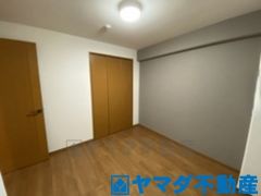 各居室に収納付、ウォークインクロゼットを配置したタイプも。ナチュラルな木目調の収納扉はどんな家具にもマッチして、居心地の良いプライベートタイムを演出します。