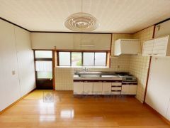 キッチン　勝手口が隣接しておりゴミ出しも楽々