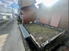 小さな畑を作ると、子供が自然と触れ合いながら遊べます。親子で花や野菜を育てるのもいいですね