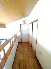 吹抜けの広々通路です。