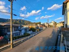 お車の出し入れが苦手なママや小さなお子様にも安心ですね。しっかり舗装もされているので、ベビーカーや自転車で通っても快適に通行できます。