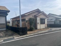 廃校水族館目の前です。海の近くの平屋です