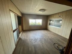 広いリビングに窓があると、解放感と心地よさが最大限の魅力です。