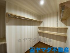 ウォークインクローゼットのある住まいで収納上手な生活を実現。衣類だけでなく、箱物や思い出の品もたっぷり収納できますので、整理整頓もスムーズに。